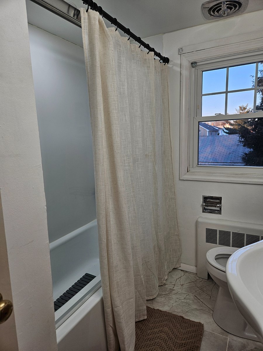 Shower with bathtub and detachable shower head