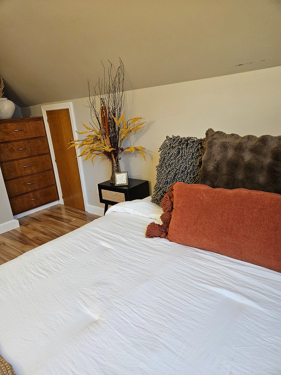 Bedroom 1/Queen memory foam cooling gel bed