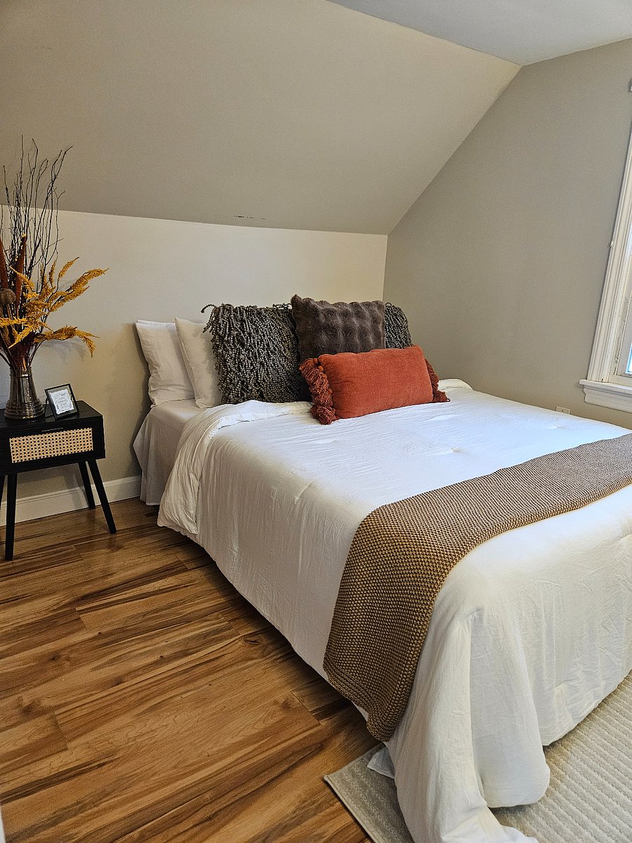 Bedroom 1/Queen memory foam cooling gel bed