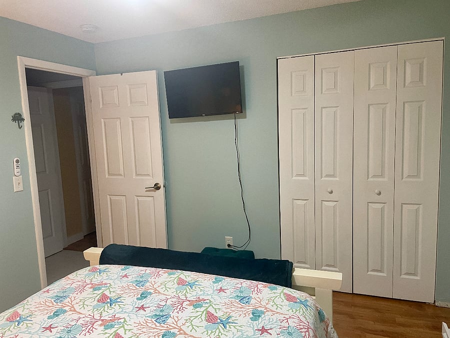 Ocean Bdrm Smart TV w/remote