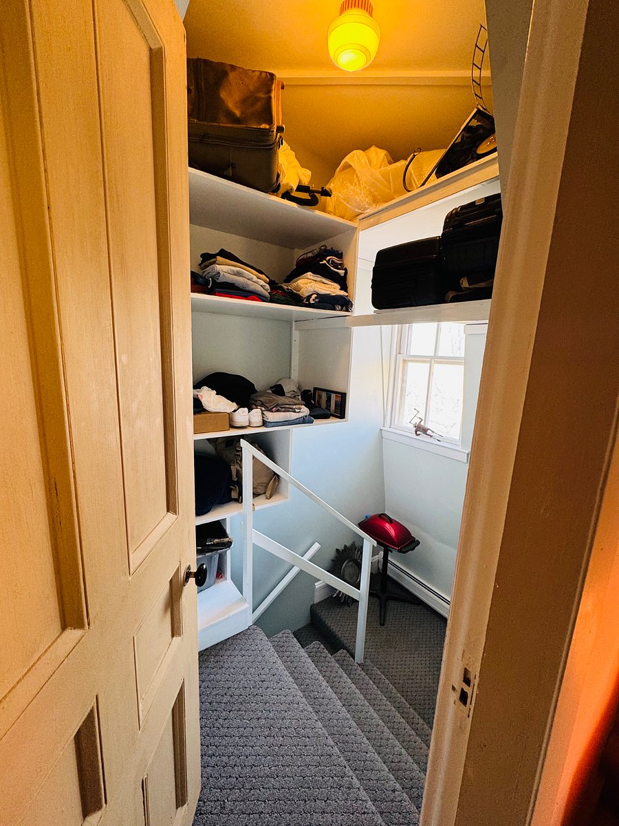 More storage in guest room stairway