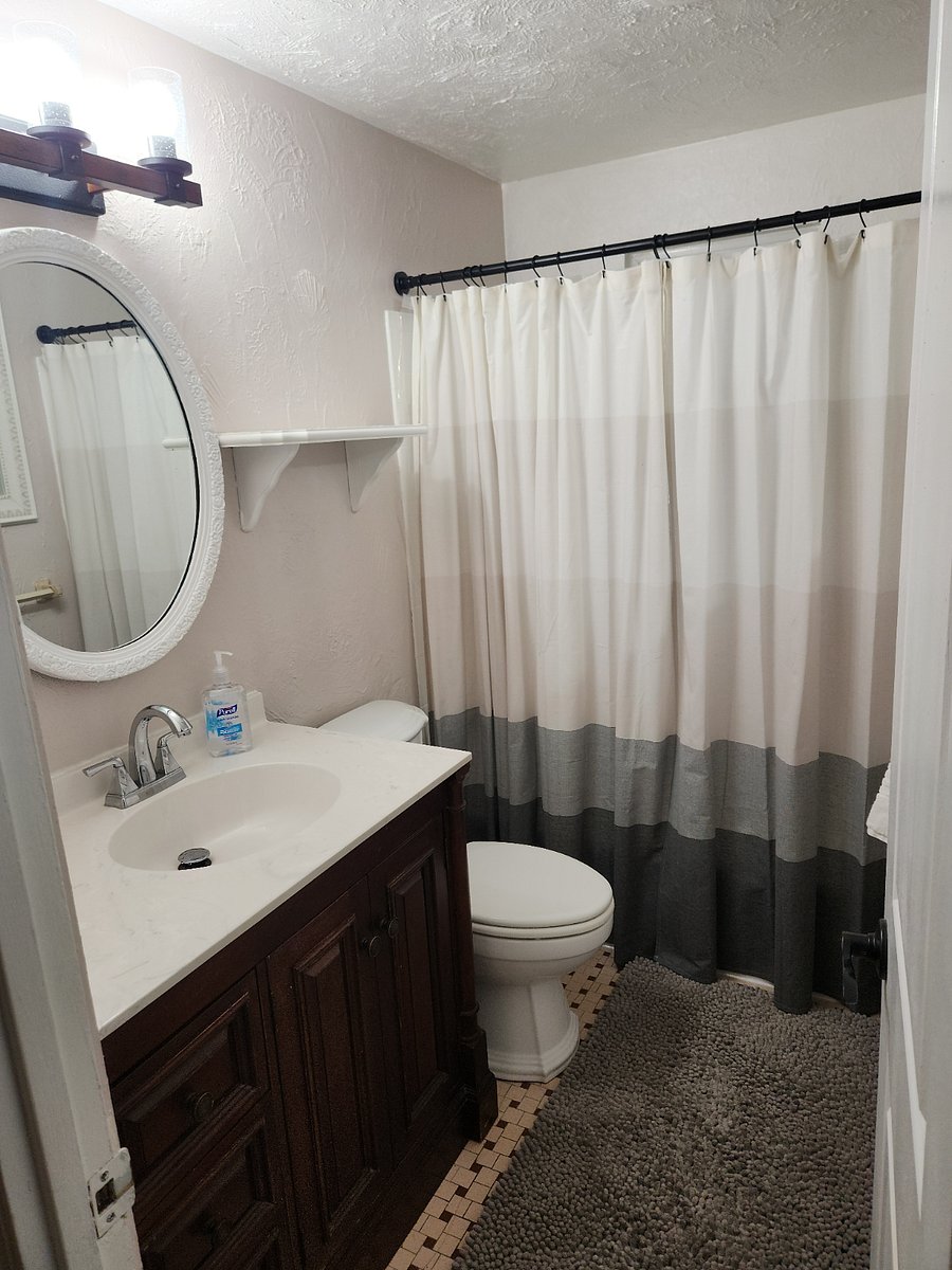Full bath 2nd floor