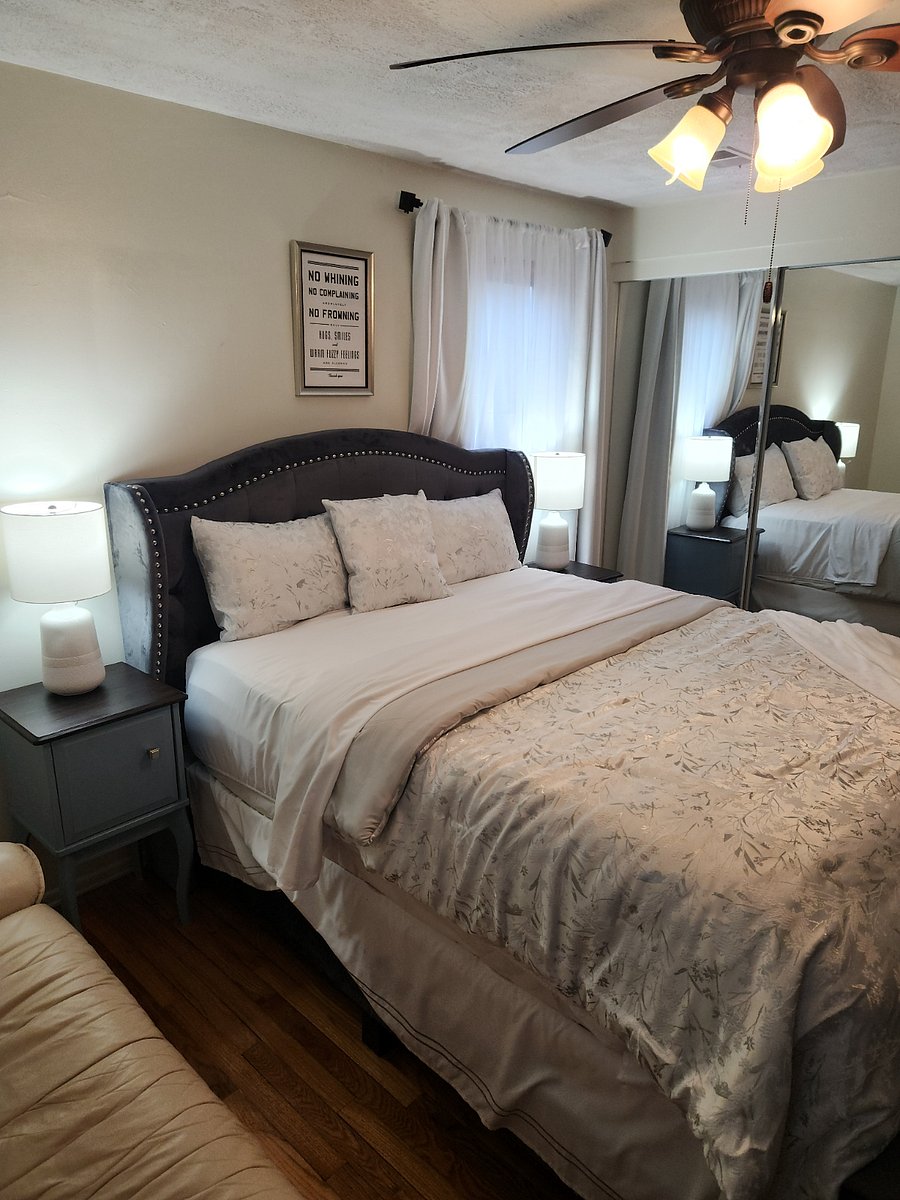 Bedroom 2 - Queen size bed with TV 