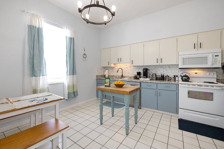 Fully equipped kitchen with dining table for 4