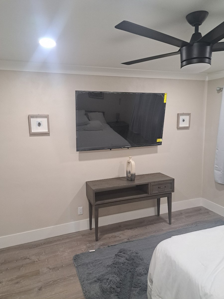 Bedroom 1 TV and desk