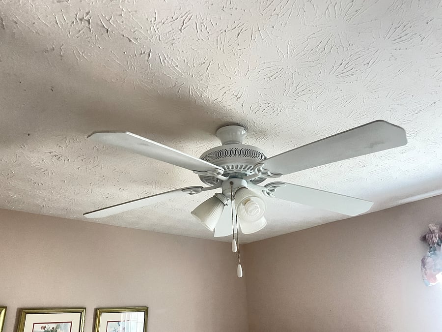 Ceiling fan in the bedroom 
Bedroom 1