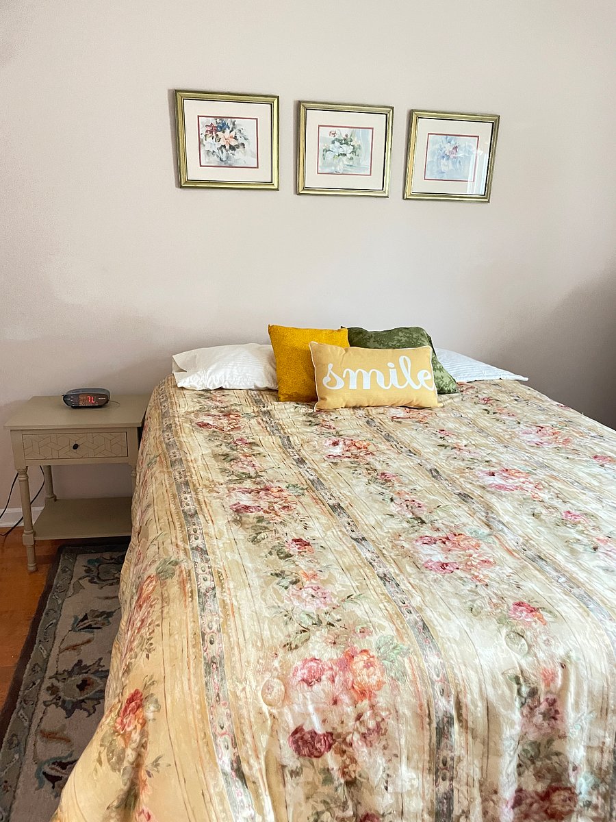 Comfortable queen size bed.
Bedroom 1