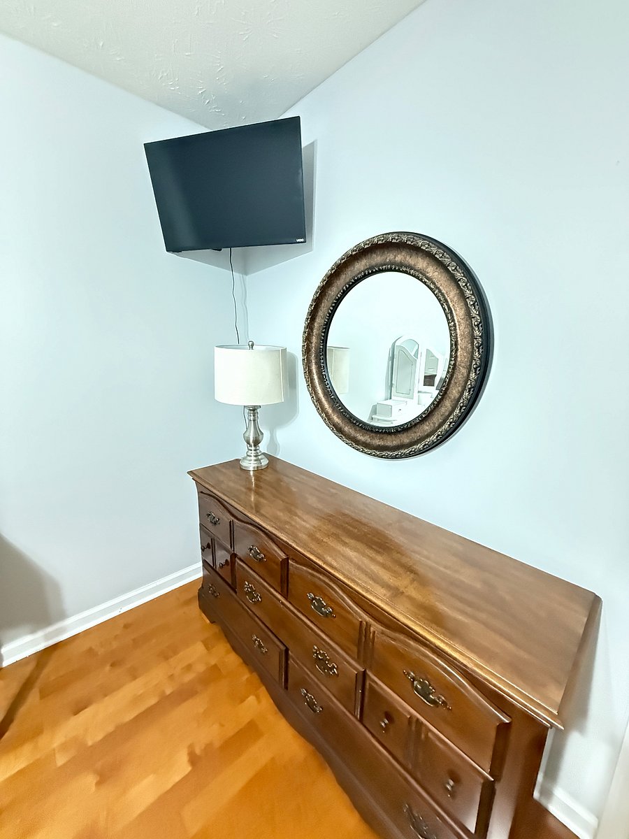 Great dresser and lamp 