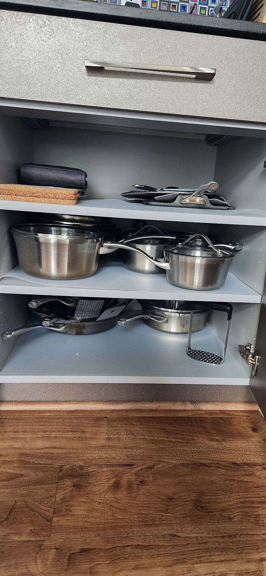 Cook away with stainless steel pots, non-stick pans, and more.