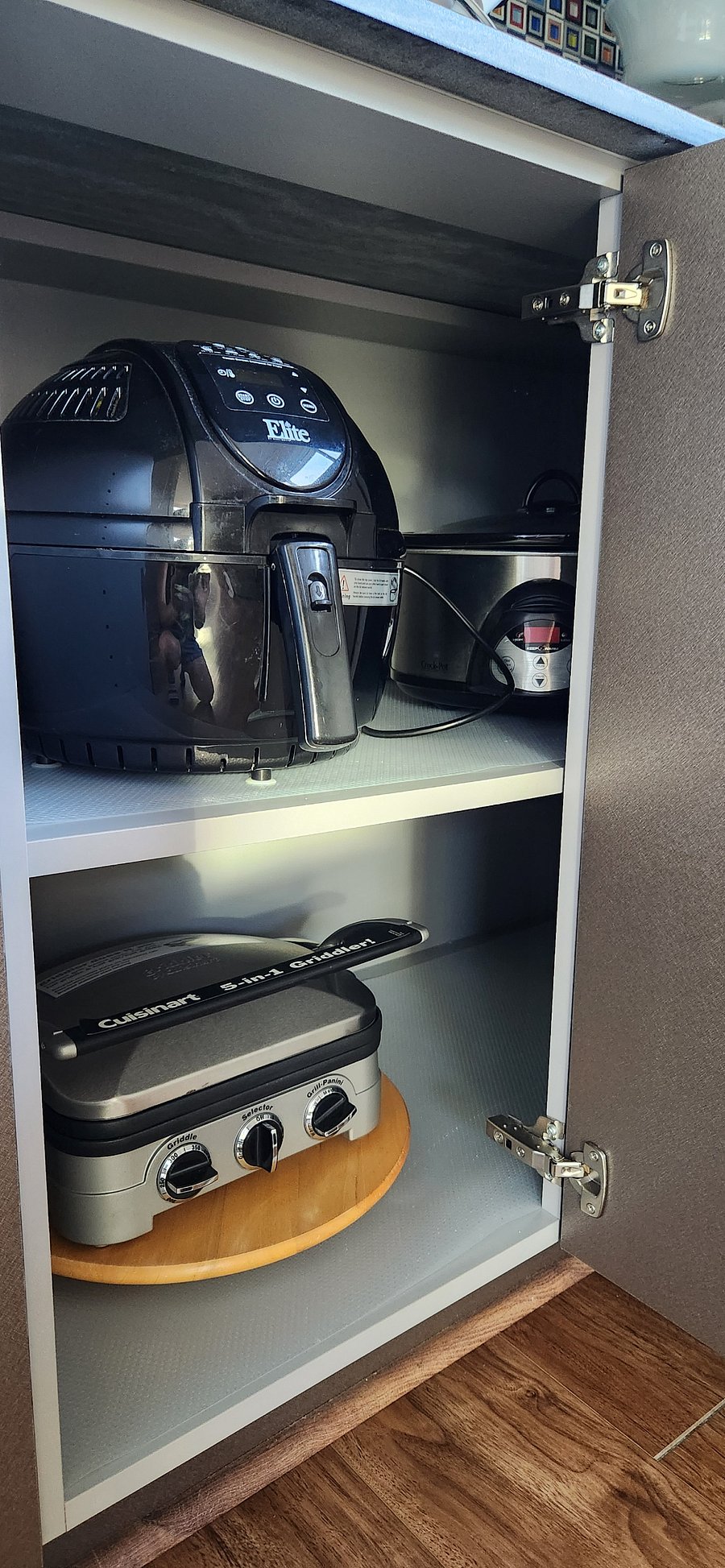 Wanna cook ahead or prep a quick meal? You have a crock pot, air fryer, and a griddle that lets you make paninis and more.