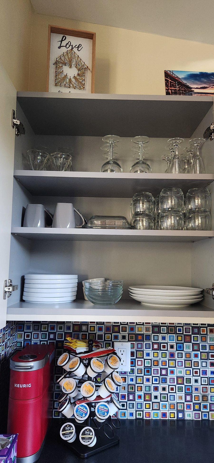 Plates, mugs, glasses i all shapes and sizes.
