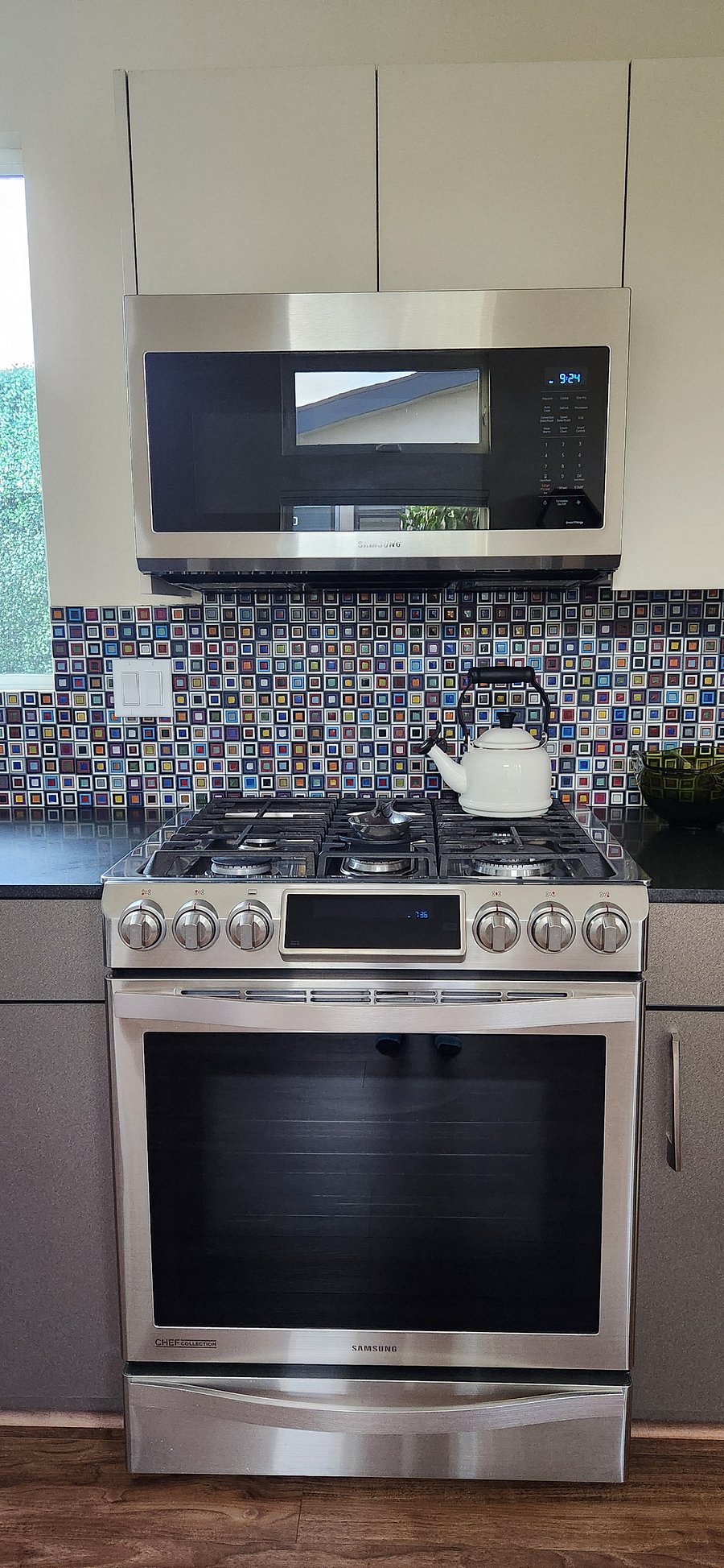 Full gas oven with 5 burner stove top.
