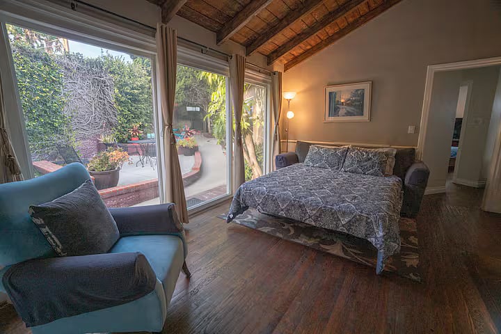 Den
(Pullout Full Bed)