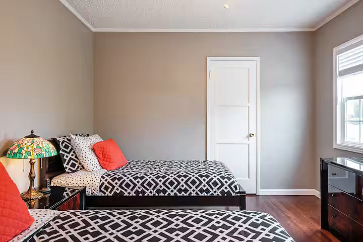 Front Bedroom
(2) Twin Beds