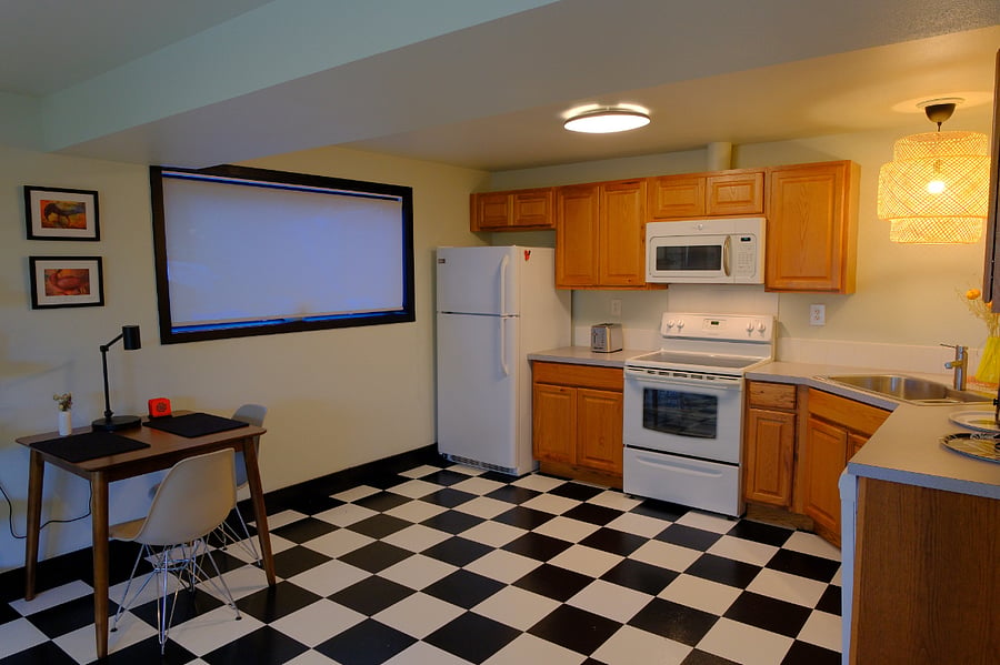 Kitchen showing breakfast table