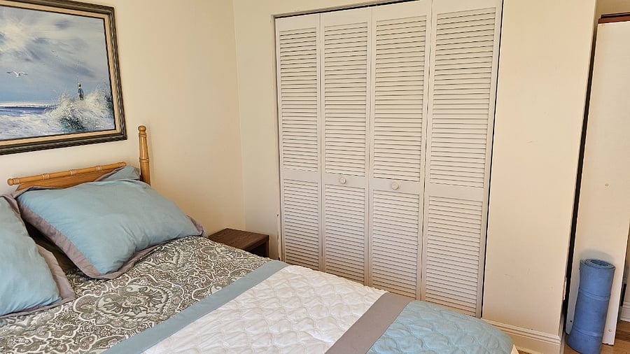 Middle bedroom