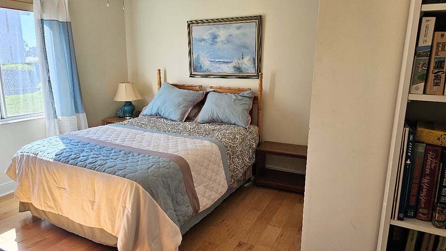 Middle bedroom