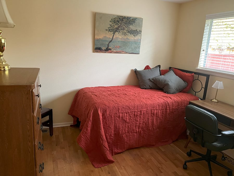 3rd bedroom with twin bed and desk