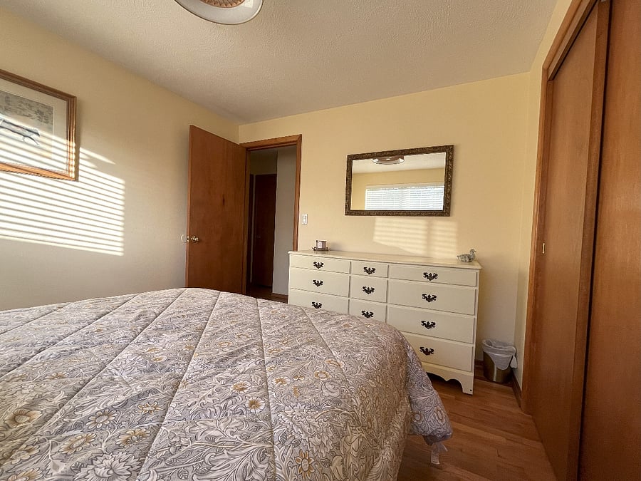 1st Bedroom with Queen bed