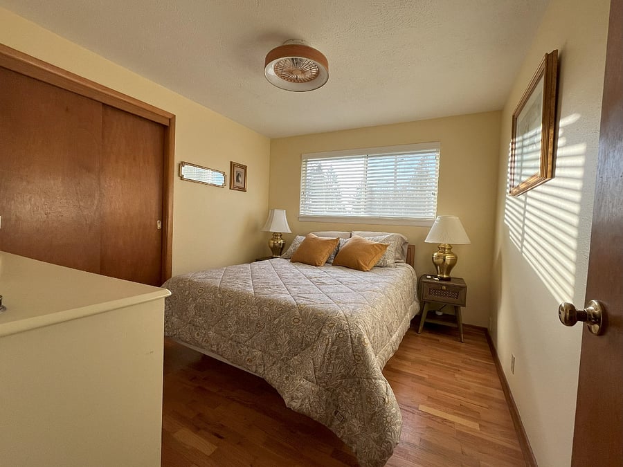 1st Bedroom with Queen bed