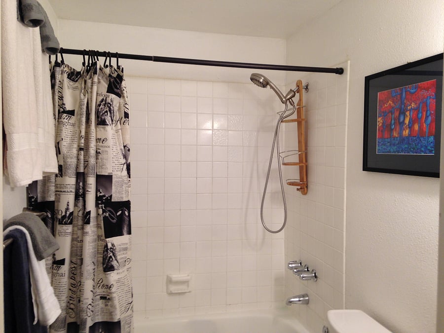 Full bathroom main floor #1