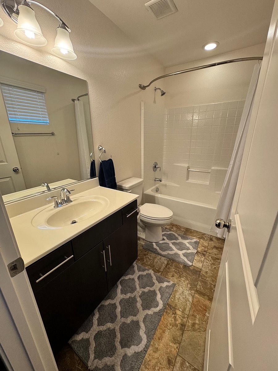 Bathroom #2 (full bathroom)