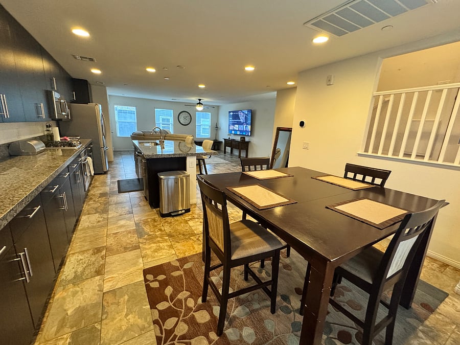 Dining area / kitchen (3rd floor)