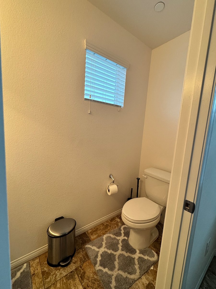 1/2 bathroom (3rd floor)