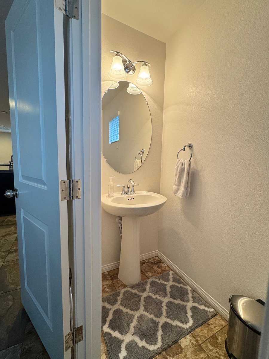 1/2 bathroom (3rd floor)