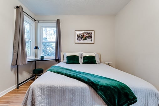 Bedroom 2, Queen bed, TV