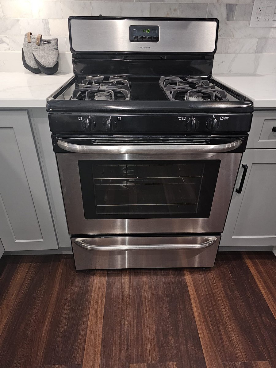 General Electric Full Size Stove with Cooktop