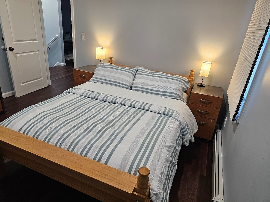 Bedroom 2: Queen Bed