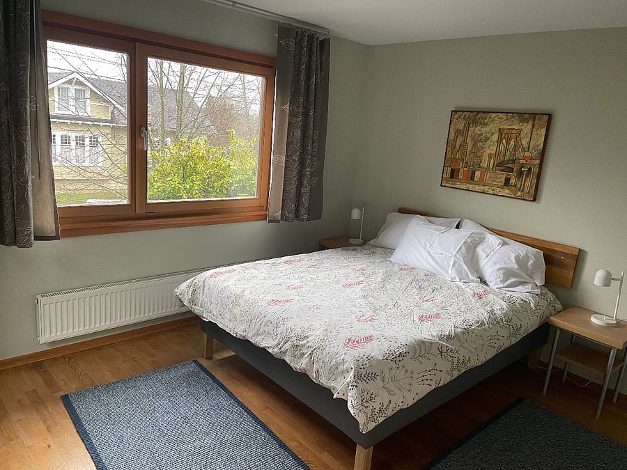 East Bedroom (Bedroom2)