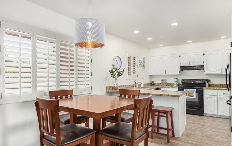 Bright and cozy kitchen & dining area