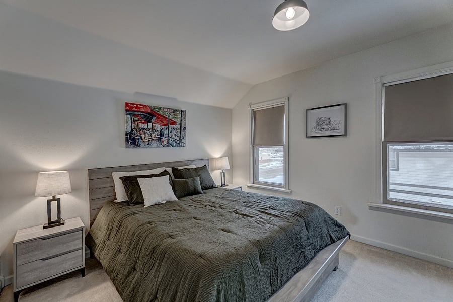 Bedroom 1 (Queen Bed)