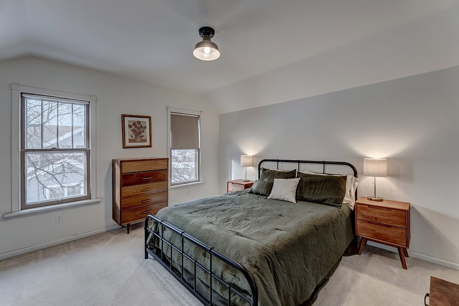 Bedroom 2 (Queen Bed)