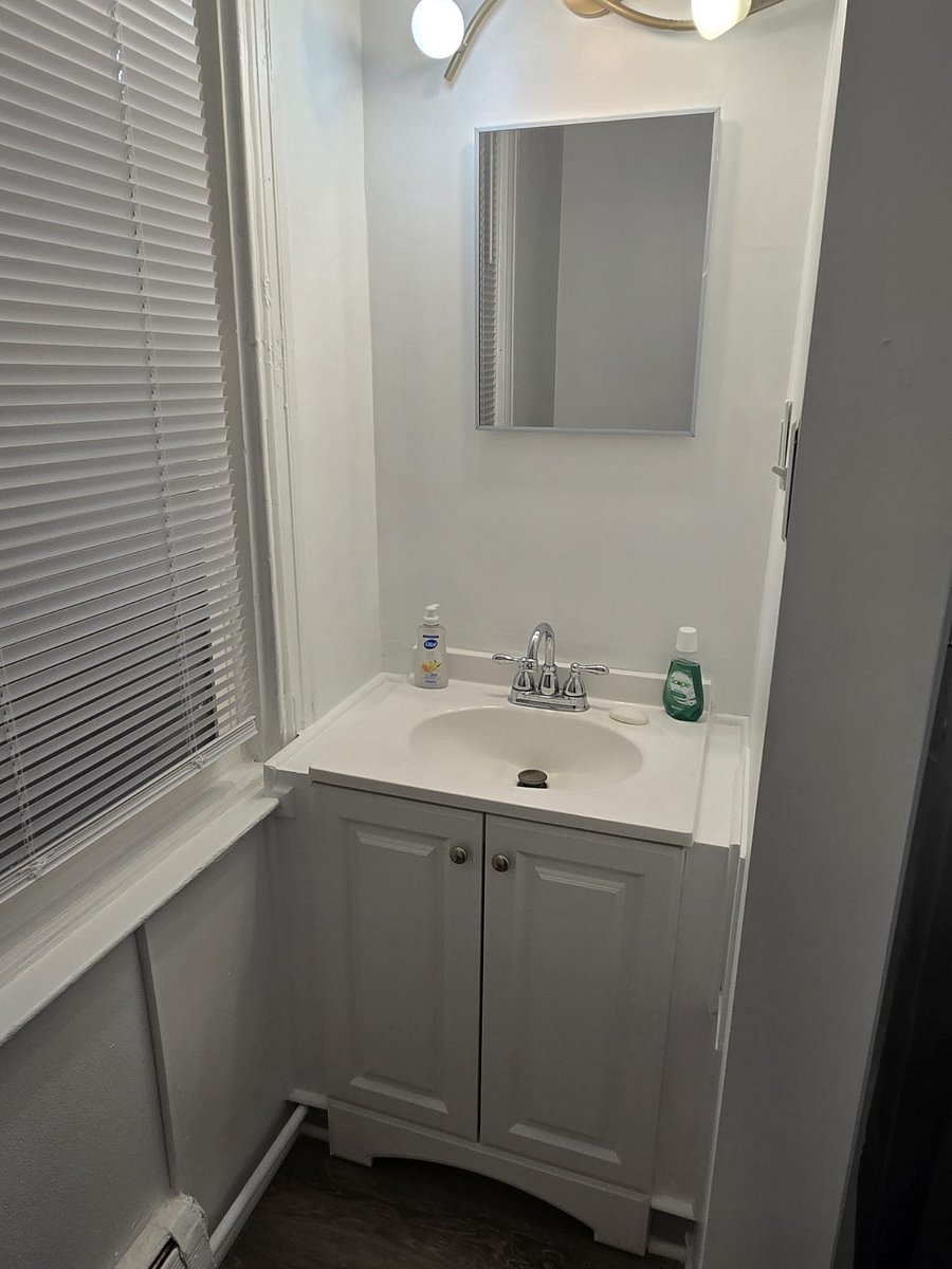 816 W King St
2nd Fl Bathroom