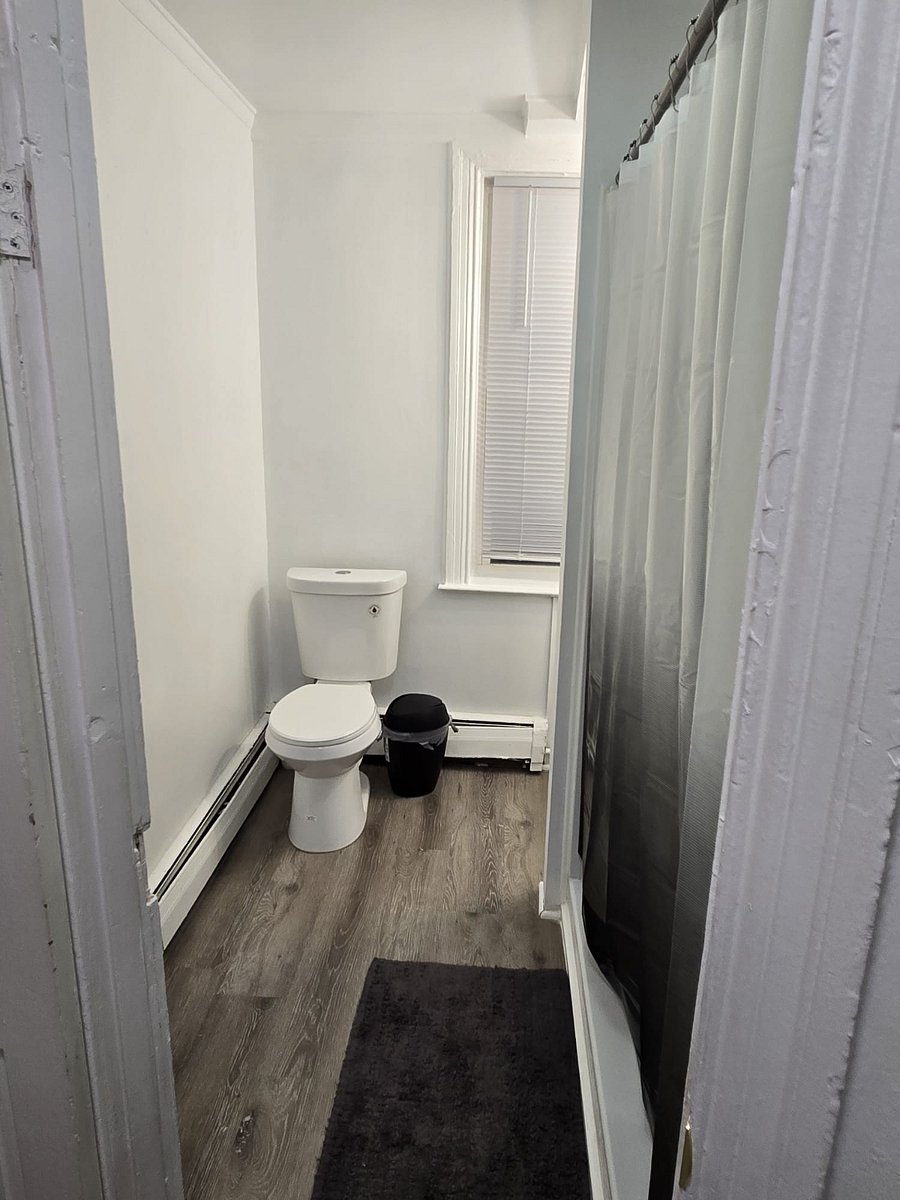 816 W King St
2nd Fl Bathroom
