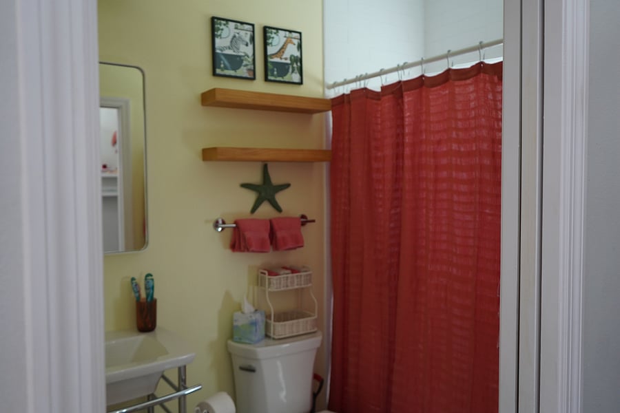 Full Bathroom with grab bars.