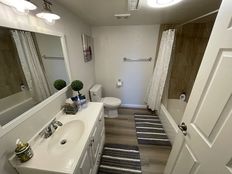 Down stairs fully remodeled full bath combo