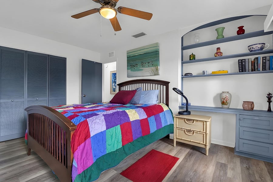 1st Guest Room with Queen bed