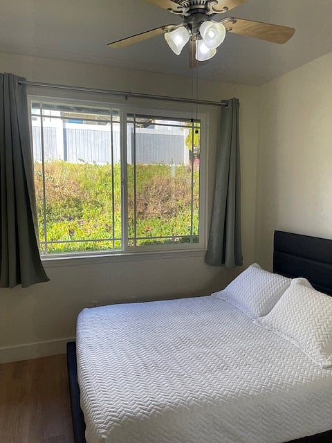 Second bedroom with ceiling fan.