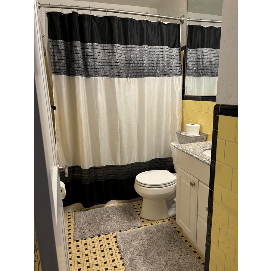 Upstairs Full bathroom, linens and starter toiletries provided