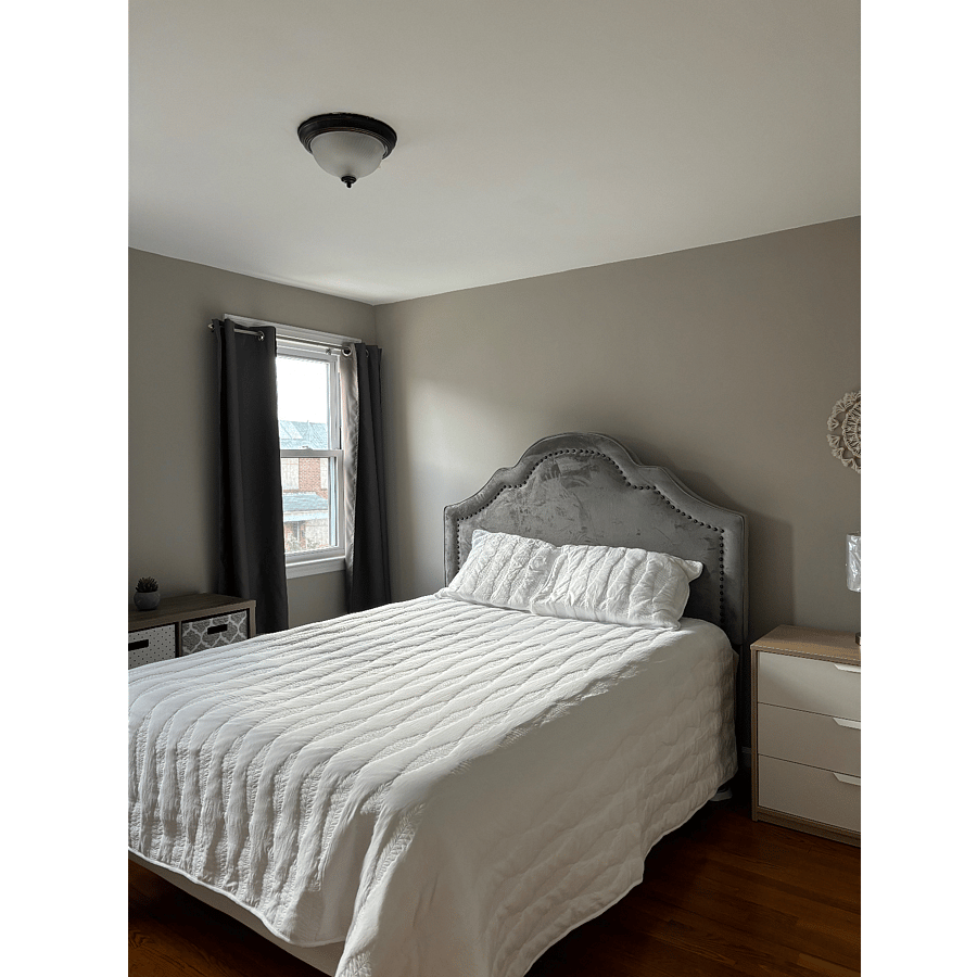 master bedroom, queen bed, closet