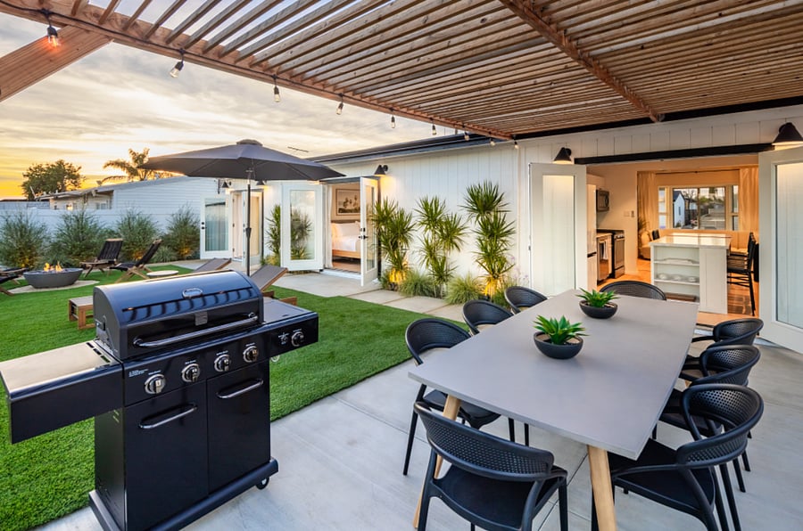 Fully enclosed private large backyard with fire pit and hot tub - BBQ