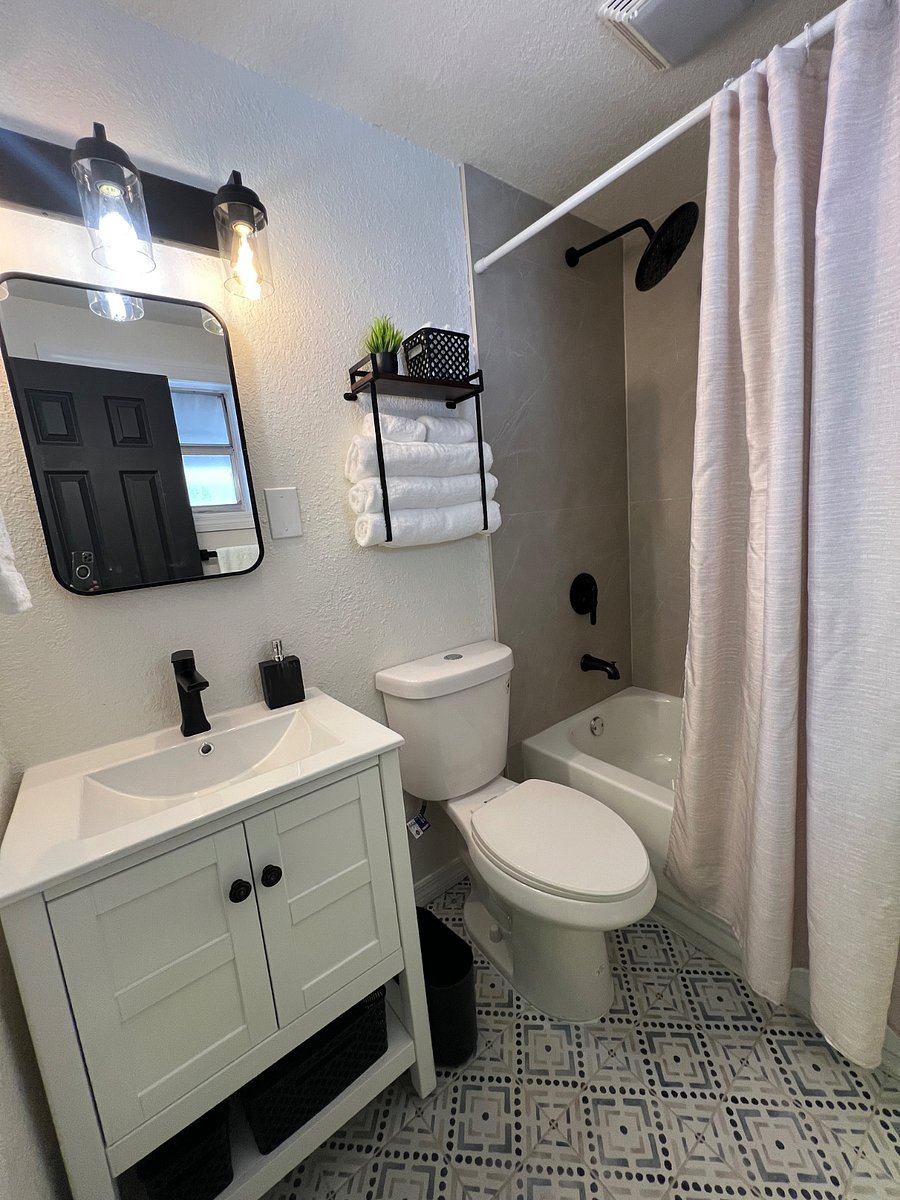 Guest bathroom full tub/shower main floor.