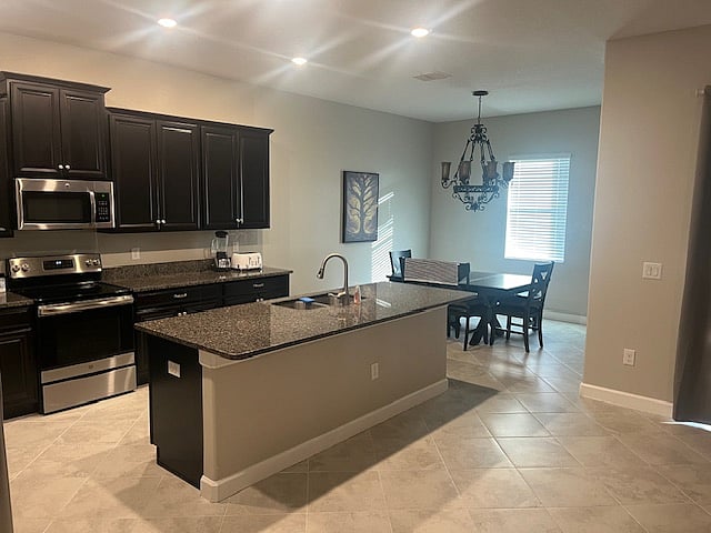 Very clean kitchen and dining area