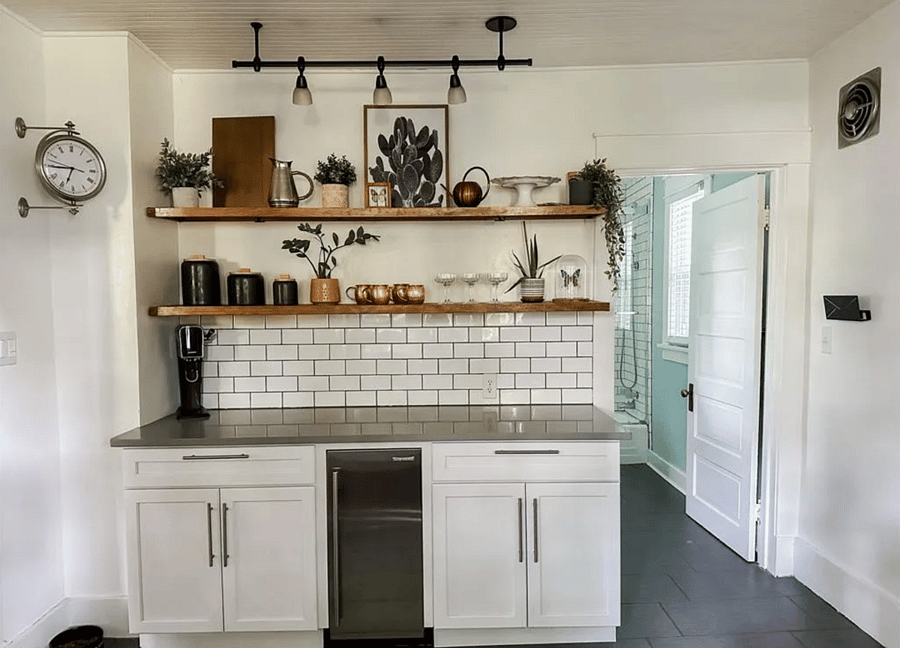 Roomy bar area in kitchen with free standing ice maker.