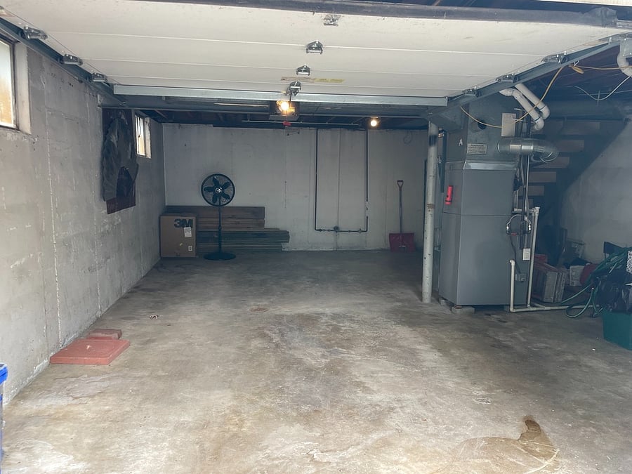 Garage/basement with storage space