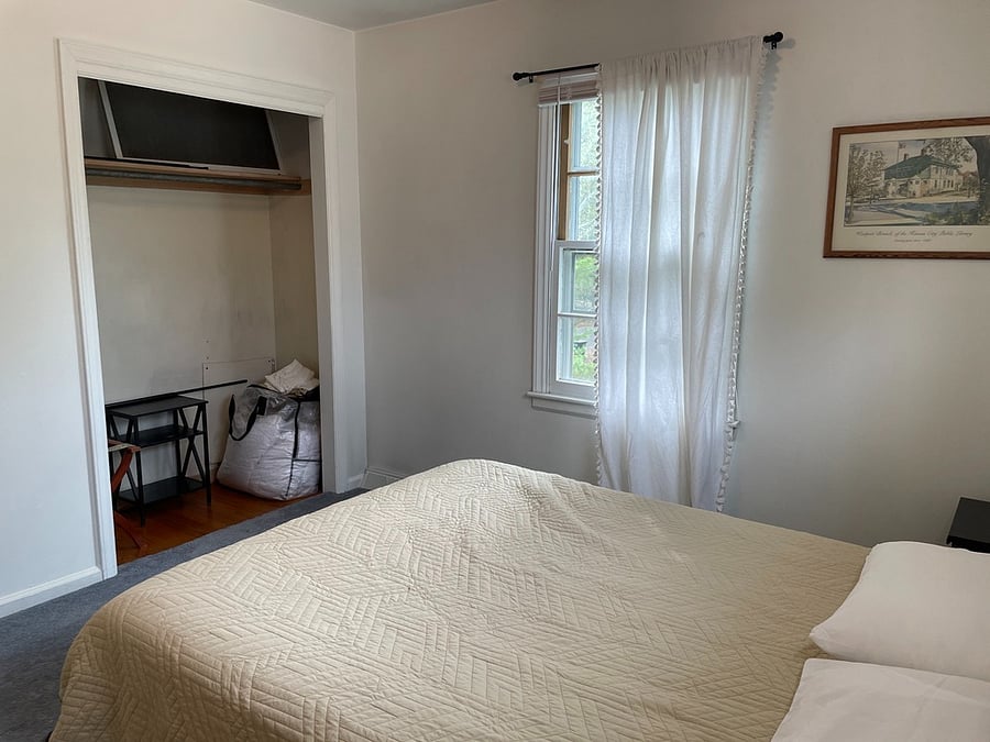 Queen bed in smaller bedroom